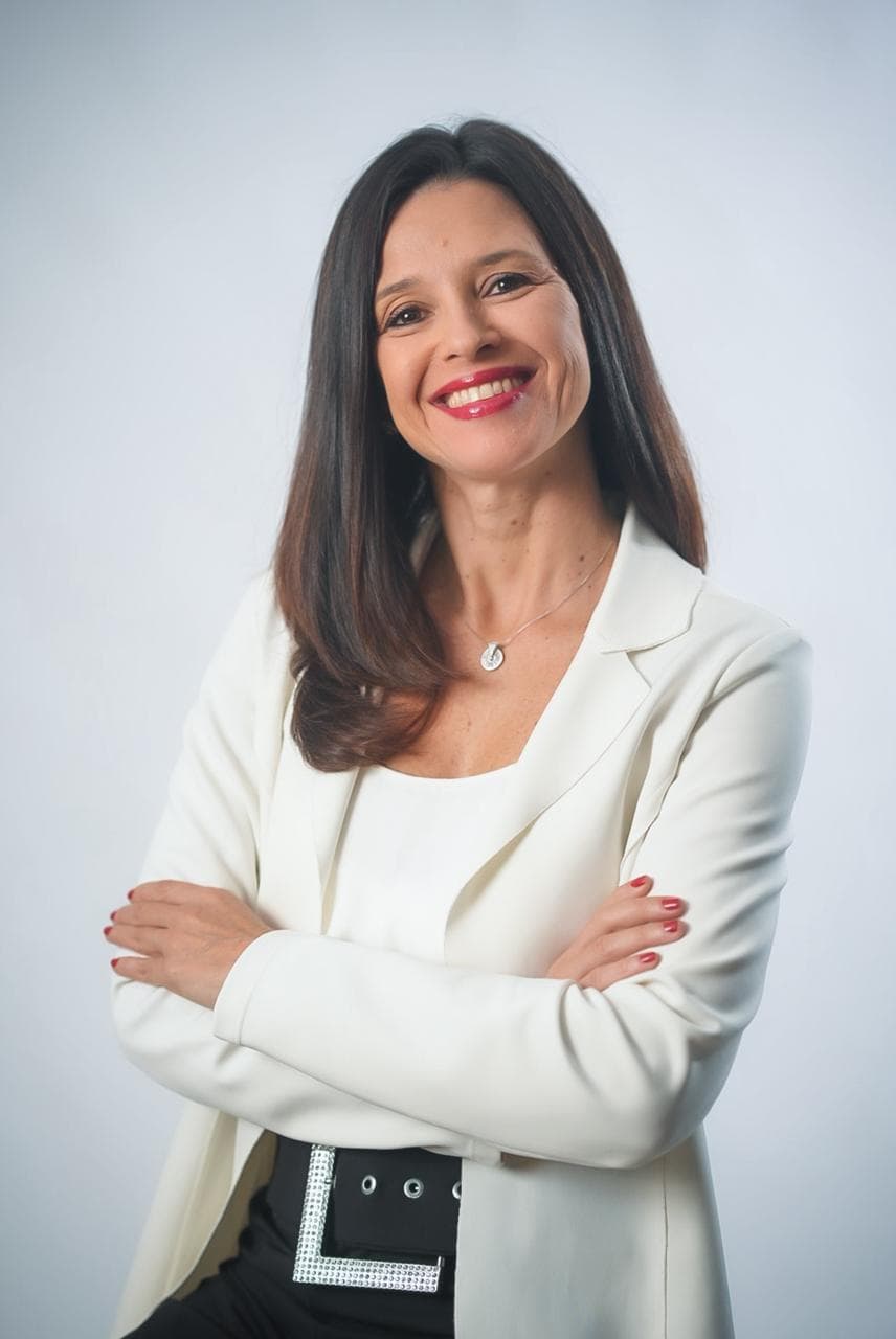 Fernanda Machado, mentora de lideranças, em retrato de estúdio.